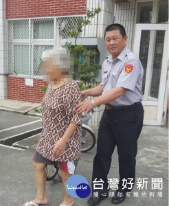 老婦自行外出卻迷途街頭，所幸熱心員警協助平安返家。（記者陳昭宗拍攝）