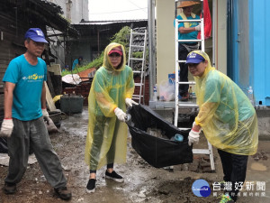 衡山行善團助八旬獨老裝貨櫃屋，陳思安前往歌聲慰藉。