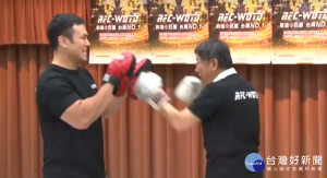 推廣綜合格鬥運動　柯文哲體驗出拳快感