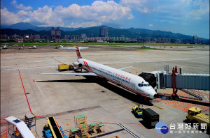 交通部29日預告修正《民用航空運輸業管理規則》第11條草案（俗稱遠航條款）。條文規定民航機機齡滿26年，民航局將不會再發放適航證。如使用無效適航證飛行器，可處業者5年以下有期徒刑、拘役，或100萬元以下罰金。（圖／Wikipedia）