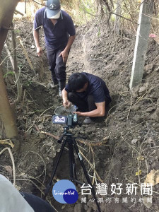 檢警開挖多處可能棄屍地點，遍尋不著遭殺害的兒童遺骸。（記者陳昭宗翻攝）