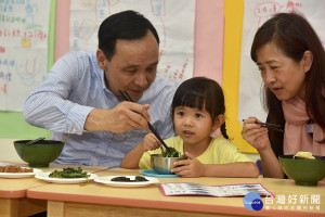 非營利幼兒園納入每日一道有機蔬菜的計畫，市長朱立倫、教育局長林奕華與幼生品嘗蘆洲特色小吃切仔麵。（圖／記者黃村杉攝）