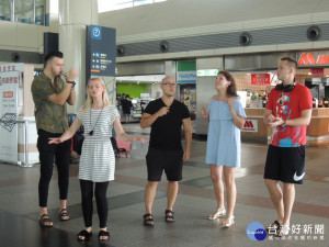 拉脫維亞人聲樂團「Framest」高鐵嘉義站獻天籟，旅客們歡度美好的午後時光