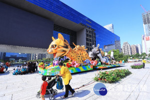 石虎花車在市府廣場展出