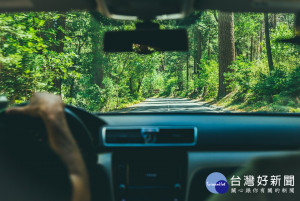 公路總局近日計畫找駕訓業者開會，研擬調整駕訓場內路考扣分項目和標準，未來駕訓場內路考有12個項目的將加重扣分或新增扣分，其中一出錯就扣32分直接出局的「魔王關卡」將多7項（圖/PIXABAY）
