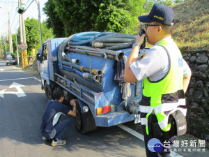   水肥車故障路口　林重鎣攝