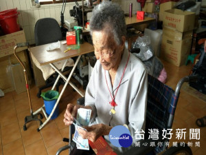 大安區長周琇茹十九日展開九九重陽送禮敬老活動，101歲陳林阿嬤接
到禮金，笑嘻嘻的數著鈔票。（記者陳榮昌攝）