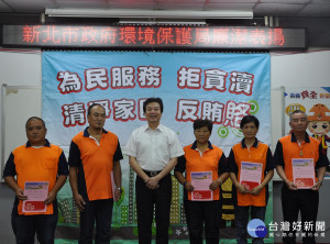 環保局長劉和然親自頒發獎狀表揚拾金不昧及協尋失物等清潔隊員。（圖／記者黃村杉攝）