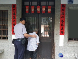 八旬老翁身體不適坐臥檳榔園內　警方即時發現護送老翁返家