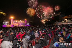 今年邁入第10年的「台灣大哥大日月潭花火音樂會」，在日月潭水社中興停車場魅力登場！2.5萬名熱情觀眾齊聚日月潭，享受結合璀璨煙火的戶外音樂饗宴。

