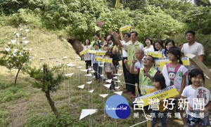 文化處長林孟儀等人在以建國眷村空軍特色為發想創作的「造飛機、找眷村」地景藝術作品，邀請全國民眾來走走晃晃。（記者陳昭宗翻攝）