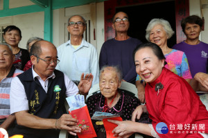 張花冠縣長探視人瑞，致贈重陽敬老金！