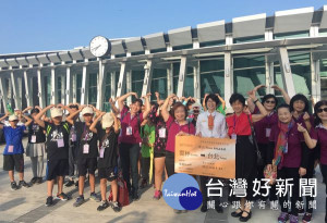 雲林縣鄉土發展協會的「牙聯健雲學園 」小朋友們，在台灣高鐵公司的協助下，開心北上逍遙行。（記者陳昭宗拍攝）