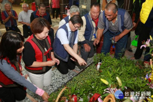 台南市代理市長李孟諺及市議長賴美惠等出席參與夜祭禮。