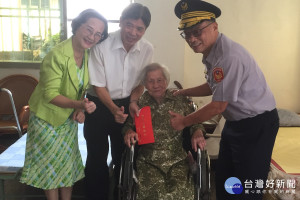 台南市警察局長黃宗仁向保安科科長張國榮家中向高齡95歲張母表達祝賀，同時致上重陽節禮品。