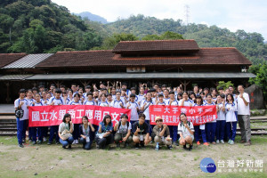 水里商工應用日語科的100名學生與遠赴重洋至台灣東海大學、亞洲大學留學的日籍學生，展開車埕鐵道園區探索的活動。