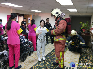 消防局於慈馨護理之家舉辦自衛消防編組演練。（圖／記者黃村杉攝）