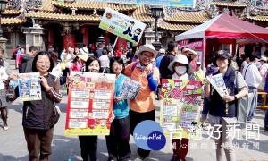 北港警方結合重陽健行活動，積極實施反詐騙及交通安全宣導。（記者陳昭宗拍攝）