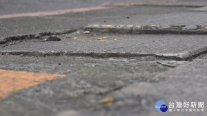 路不平輪椅婦重摔　北市府稱未繫安全帶拒國賠