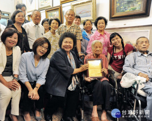 陳菊慰訪三民區百歲人瑞。（圖／記者潘姿瑛攝）