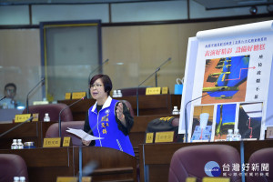 八德綜合大樓館舍老舊毀損，市議員劉茂群建議針對市轄館舍應全面檢修。（圖／桃園市議會提供）