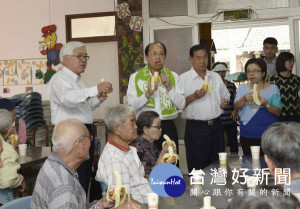 香蕉美味正當時，雲縣府積極行銷推廣縣內優質的香蕉，並採購提供縣內中小學及長青食堂分享品嚐。（記者陳昭宗拍攝）