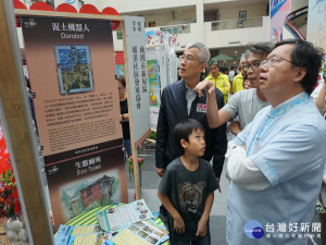 桃園市長鄭文燦參觀在中壢區公所1樓中庭所展出的各參展社區營造成果。