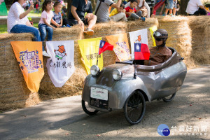 在台南舉行的第四屆西拉雅趣飛車吸引36隊自製趣味造型車到場參賽，參賽者渾身絕技，突破重重關卡，爭取最佳成績。