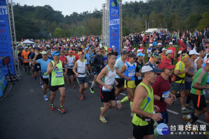 2017日月潭環湖馬拉松，29日一早在向山遊客中心登場，4,300人參加再創新高。