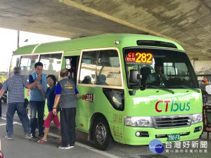 公車首次行駛霧峰南勢里。林重鎣攝