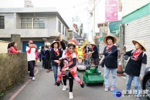 平南里補給車踩街遶境。