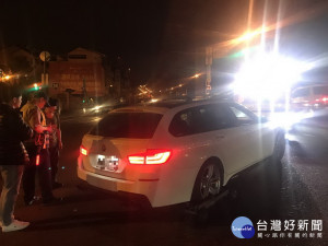 半夜車子卡路中。林重鎣攝