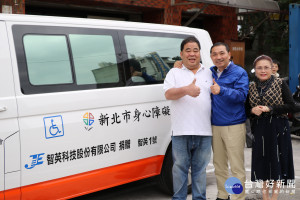 智英科技董事長林宴臨偕太太陳惠英捐贈雙輪椅座位的復康巴士。（圖／記者黃村杉攝）