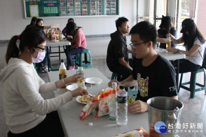 台首大美酒研習社教導師生製作水果醋。