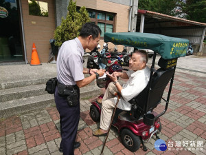 老翁騎乘電動代步車尋妻 熱心警即時幫忙