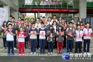 壯圍鄉頒發仁愛獎助學金鼓勵清寒優秀學子勤學向上。（圖／記者陳木隆攝）