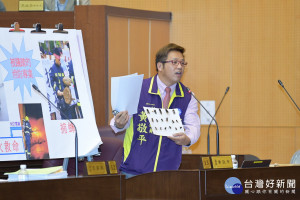 市議員黃敬平認為，市府應該針對欠繳大戶祭出鐵腕，禁止車主車輛進入路外公有停車場。（圖／桃園市議會提供）