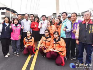 採用「斜跨單拱肋鋼拱橋」設計的桃園區新春橋舉行完工通車典禮。