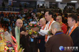 市長朱立倫於藥師佛前供燈祈福，祈求全民平安。（圖／記者黃村杉攝）