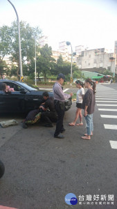民眾汽車卡鎖路中致「險象環生」，警即刻到場協助救援