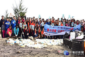 北門社區大學發起淨灘愛地球活動，沙洲上撿拾塑膠垃圾、寶特瓶、玻璃瓶、吸管、醫療廢棄物等垃圾。