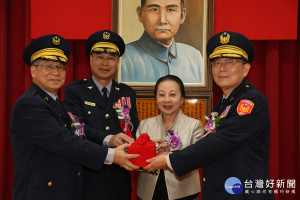 縣長張花冠主持嘉義縣警察局局長交接典禮，期許陳博珍局長開創新格局