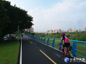 華江橋至永和橫移門沿線自行車道已完成改善，展現全新風貌。（圖／記者黃村杉攝）