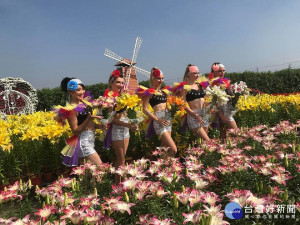 后里中社花市在溫和天氣中，推出百合花系列，烏克蘭五位舞者精彩舞技與花爭艷，讓遊客眼睛大吃冰淇淋。（記者陳榮昌攝）