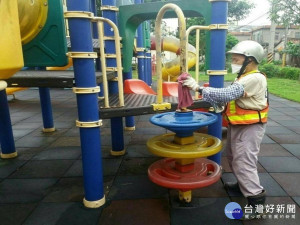養工處人員針對附設兒童遊戲設施之公園進行環境清消。（圖／記者郭文君攝）