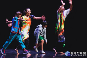 青年舞者們在雲門２專業舞者的細心教導中，體會舞蹈的專業觀念與正確的肢體開發。（圖／高雄市政府文化局提供）

