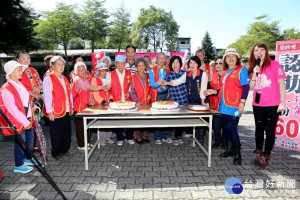 華山基金會鹿谷愛心天使站7日在鹿谷國小廣場，舉辦建站六週年感恩茶會，並幫獨老們慶生。