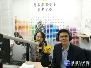 烏日副分局長鄭正任受電台專訪談高鐵站交通。林重鎣攝