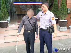 屏警執行護老專案　協助視障長者返家