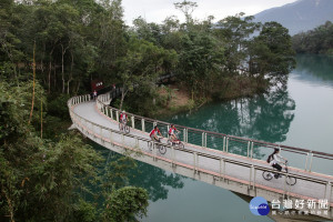 踩踏雙輪，徜徉於CNNGO票選全球十大最美自行車道的日月潭環潭公路山水風光。